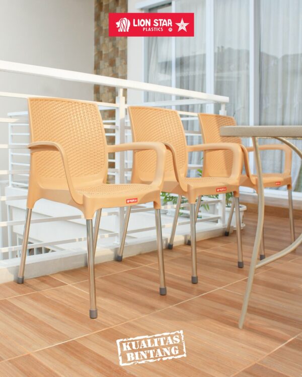 Kursi Plastik Sandaran Lion Star EC-38 Amalfi Chair (3) KURSI PLASTIK SANDARAN LION STAR EC-38 AMALFI CHAIR (MOTIF ROTAN): Kursi Plastik Modern Motif Rotan yang Elegan dan Nyaman