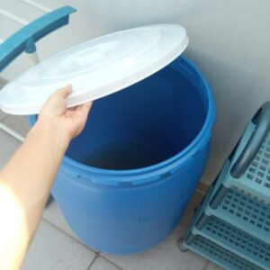 TONG AIR BIRU PLASTIK 125 LITER KIRAMAS 7410 DENGAN TUTUP, UKURAN D. 49.5 x T. 75.5 cm| RAJA PLASTIK INDONESIA