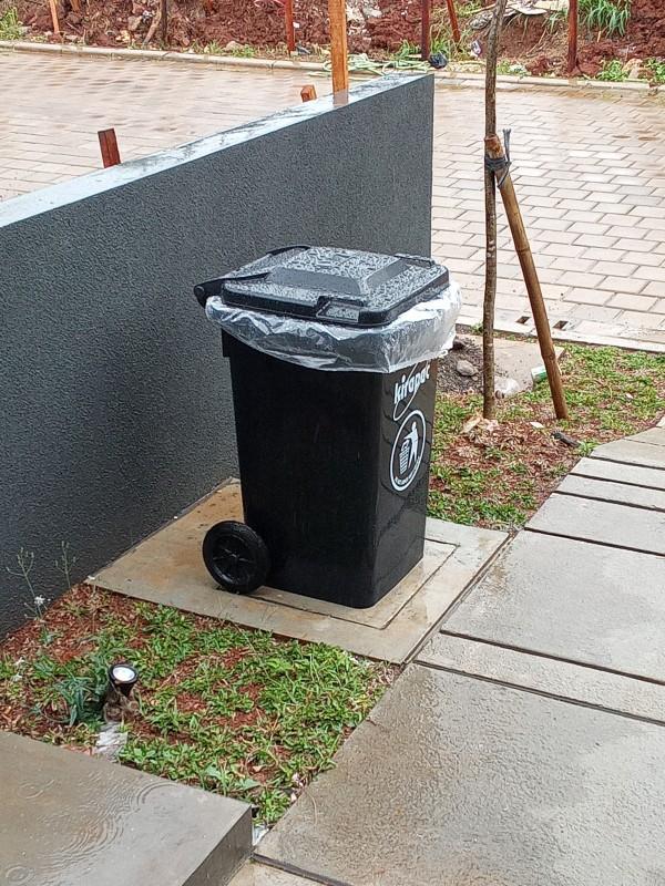 TEMPAT SAMPAH BESAR PLASTIK HITAM 100 LITER KIRAPAC KLX 9100: Solusi Praktis dan Tangguh untuk Kebutuhan Kebersihan Modern
